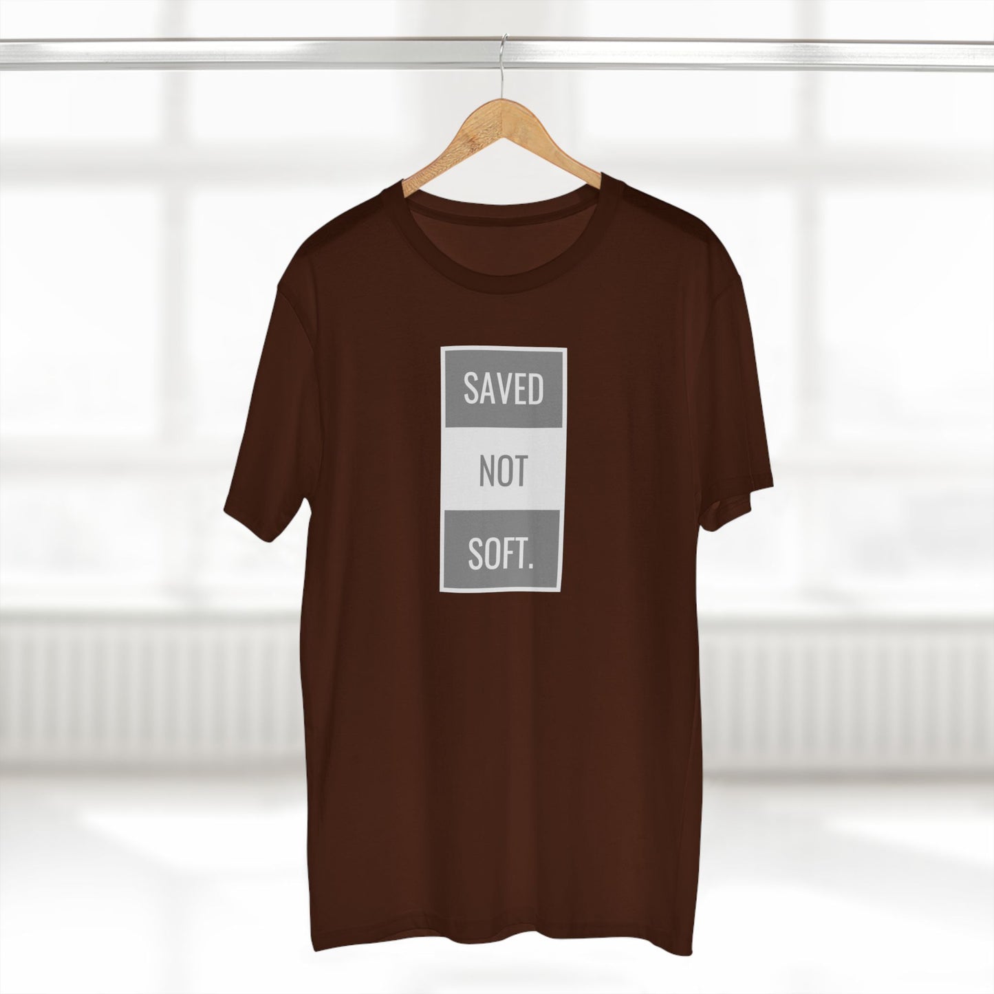 Camiseta básica para adultos Saved Not Soft: camiseta gráfica en rojo llamativo para entusiastas de la fe