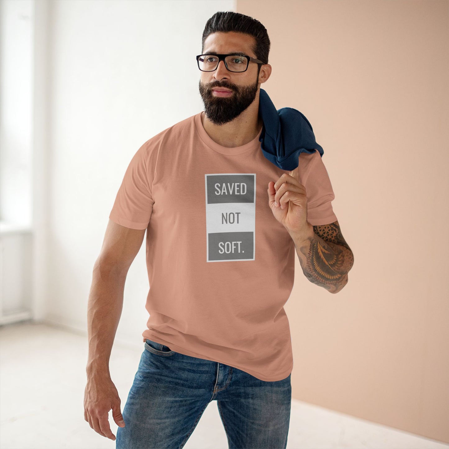 Camiseta básica para adultos Saved Not Soft: camiseta gráfica en rojo llamativo para entusiastas de la fe