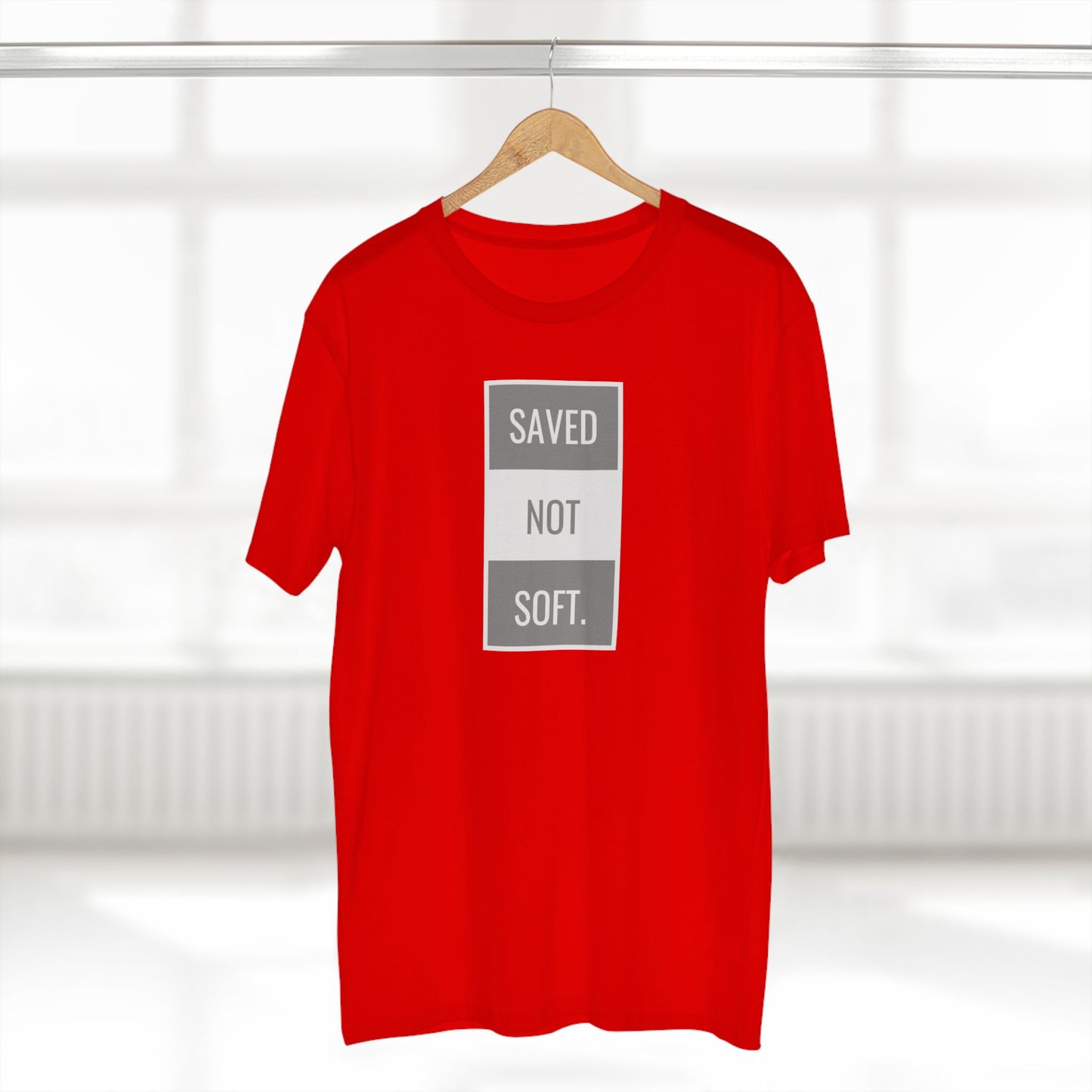 Camiseta básica para adultos Saved Not Soft: camiseta gráfica en rojo llamativo para entusiastas de la fe