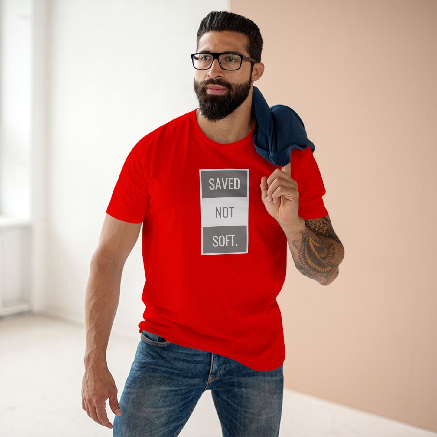 Camiseta básica para adultos Saved Not Soft: camiseta gráfica en rojo llamativo para entusiastas de la fe