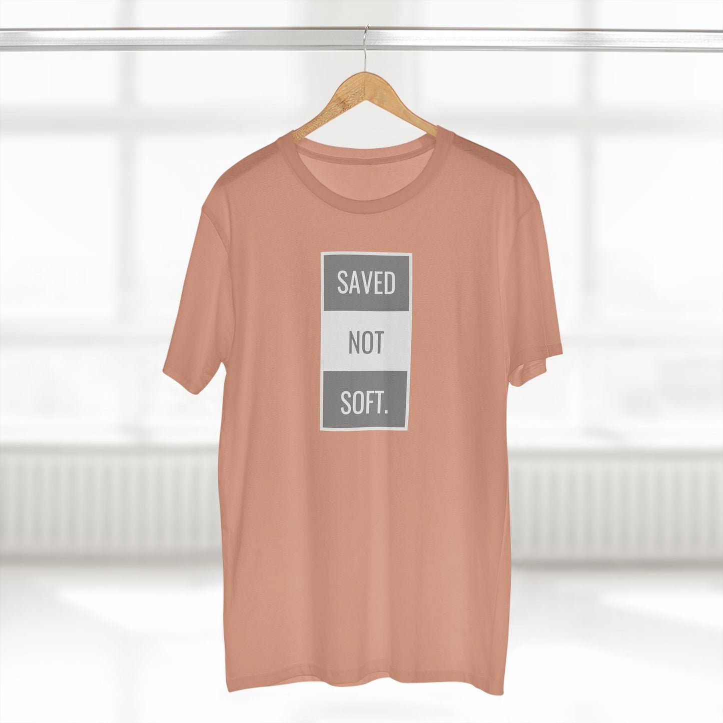 Camiseta básica para adultos Saved Not Soft: camiseta gráfica en rojo llamativo para entusiastas de la fe