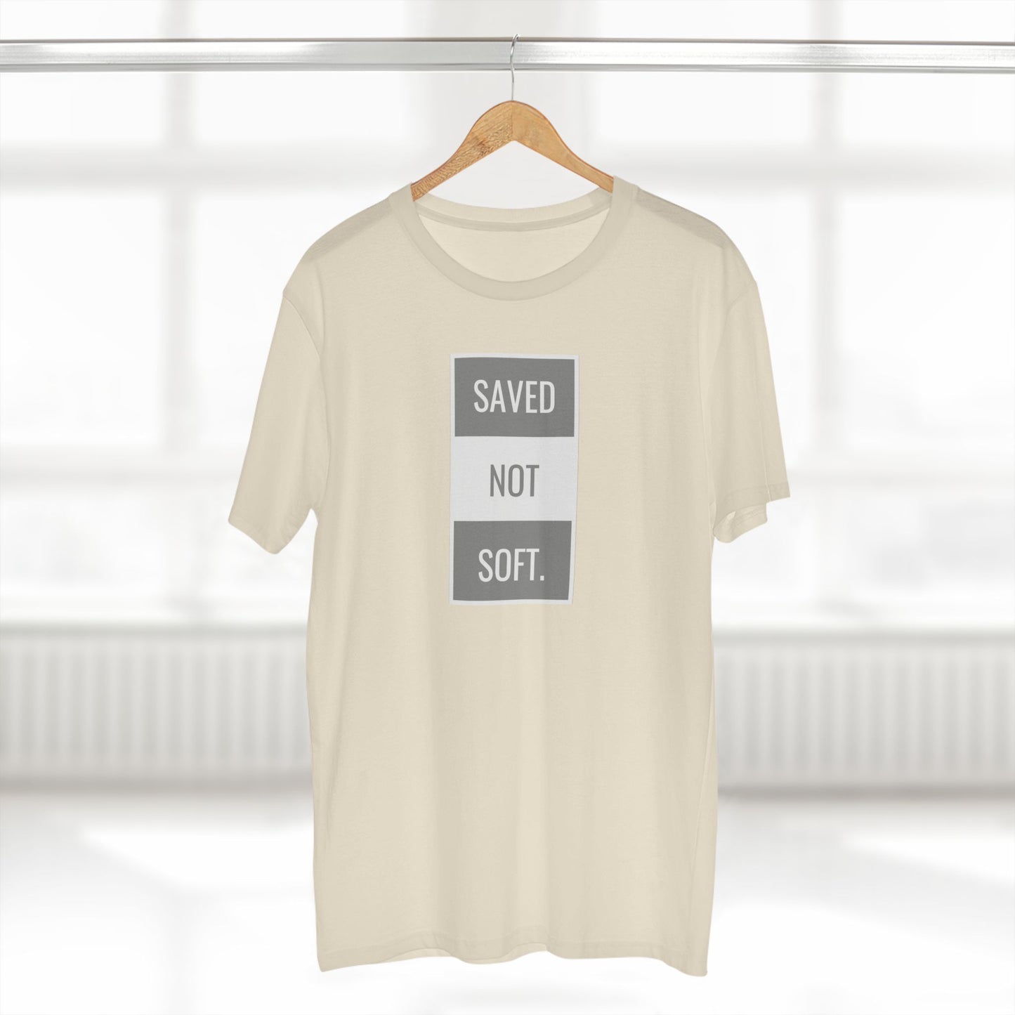 Camiseta básica para adultos Saved Not Soft: camiseta gráfica en rojo llamativo para entusiastas de la fe